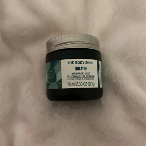 Breathe Massage Melt från The Body Shop - Breathe Massage Melt från The Body Shop med eukalyptus och rosmarin. Kommer i en burk på 75 ml. Perfekt för en avkopplande massageupplevelse. Endast testat.