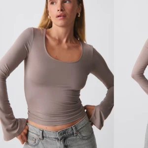 Beige långärmad topp - Snygg beige långärmad topp med tight passform och rund halsringning. Toppen är croppad och har en stilren design som passar perfekt till jeans eller kjol.
