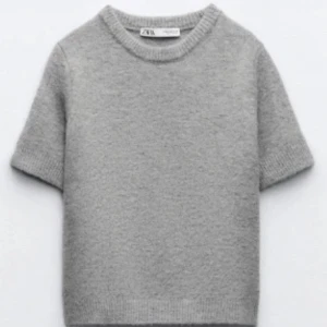 Grå kortärmad tröja från Zara - Säljer dena populära gråa tröja från Zara som knappt är använd den är i storlek L men är liten i storleken så den sitter som S 😍