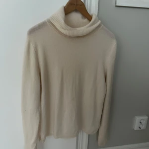 Beige kashmirtröja från Notshy - Säljer en elegant beige kashmirtröja från Notshy med polokrage. Tröjan är långärmad och perfekt för kyligare dagar. Den är designad i Frankrike och ger en lyxig känsla. Den passar i både M-L. Jag har aldrig använt den bara testat. Ny kostar den 1600 och säljer den nu för 800. Väldigt bra skick!!💗💗