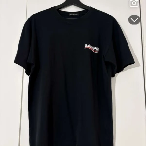 Svart t-shirt från Balenciaga - Snygg svart t-shirt från Balenciaga med logga på bröstet och ryggen. Perfekt för en stilren look.
