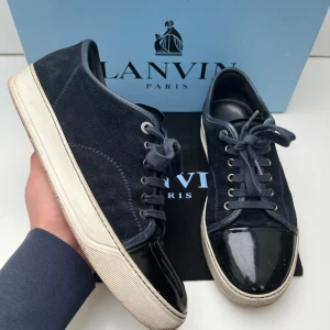 Lanvin uk6 - Säljer nu dessa Lanvin uk6 som motsvarar 40 men passar 41/42 Skick 8/10 Pris 2450kr obs endast skorna ingår!