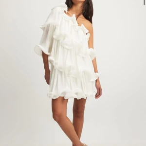 Lojsan Wallin x NA-KD frills mini dress - Jättefin off-shoulder klänning, perfekt inför studenten och/eller sommaren! Aldrig använd, med prislappen kvar😊