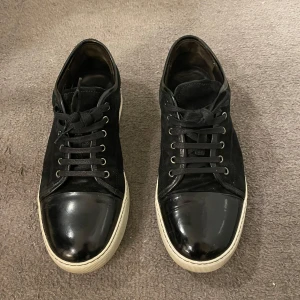 Lanvins skor - Hej säljer mina lanvins då jag sugen på nått nytt. Använda men fortfarande i jättebra skick, endast lite crease på captoen. Storlek uk 9 vilket motsvarar 43 i Eu storlek. Ingen box eller tillbehör. Skriv vid fler bilder eller funderingar Mvh/ Leo 