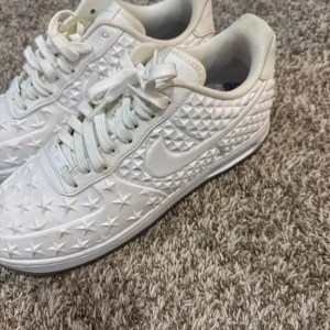  Nike air force  - Snygga vita sneakers från Nike med stjärnmönster och snörning. Perfekta för en stilren look. Kan bytas mot förslag