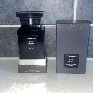 Tom Ford Oud Wood Eau de Parfum 100 ml - Jag vann perfymen på mitt jobb men gillade personligen inte doften. Så iprincip helt oanvänd. 