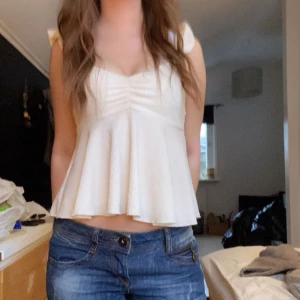 Vit Gina topp - Snygg vit topp med volangdetaljer. 