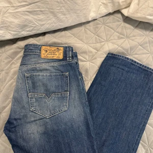 Diesel jeans  - Snygga blå jeans från Diesel med klassisk femficksdesign och en bekväm passform. Perfekta för en avslappnad stil. Märkeslappen på baksidan ger en autentisk touch.