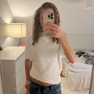 Zara topp vit - Snygg vit zara topp med textur🥰😍Så fin både till skolan men även till fest! Använd fåtal gånger, priset kan diskuteras vid snabb affär!💕💕