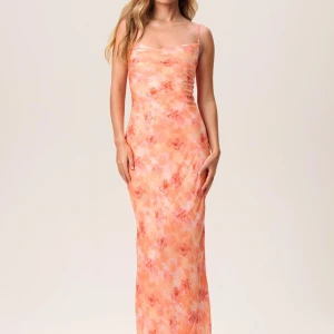 Adoore klänning  - Säljer min fina fina Adoore klänning🧡endast använd 1 gång, helt i ny skick. Strl 36! Drömmig till sommaren🥰