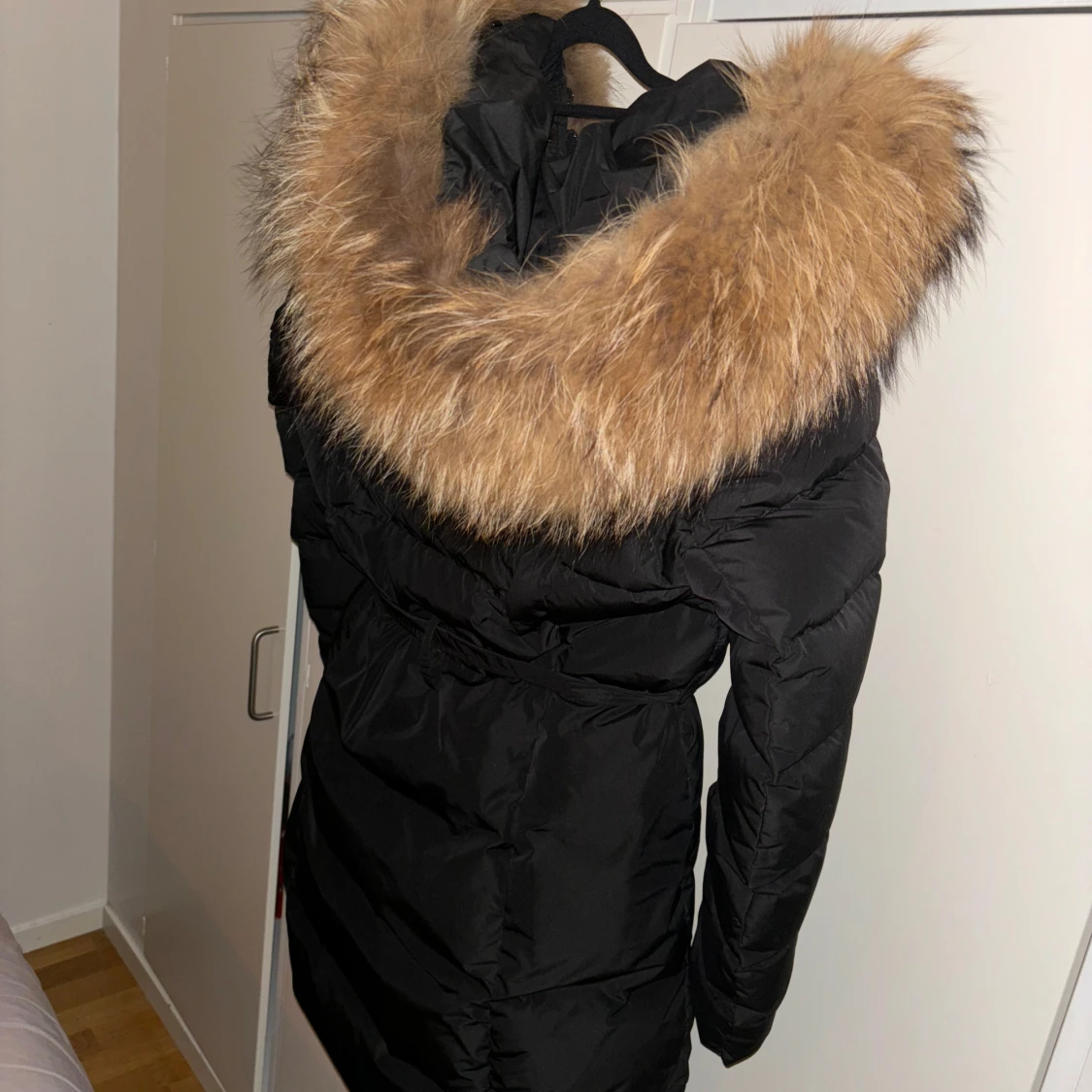 Svart dunjacka med pälsdetaljer - 91