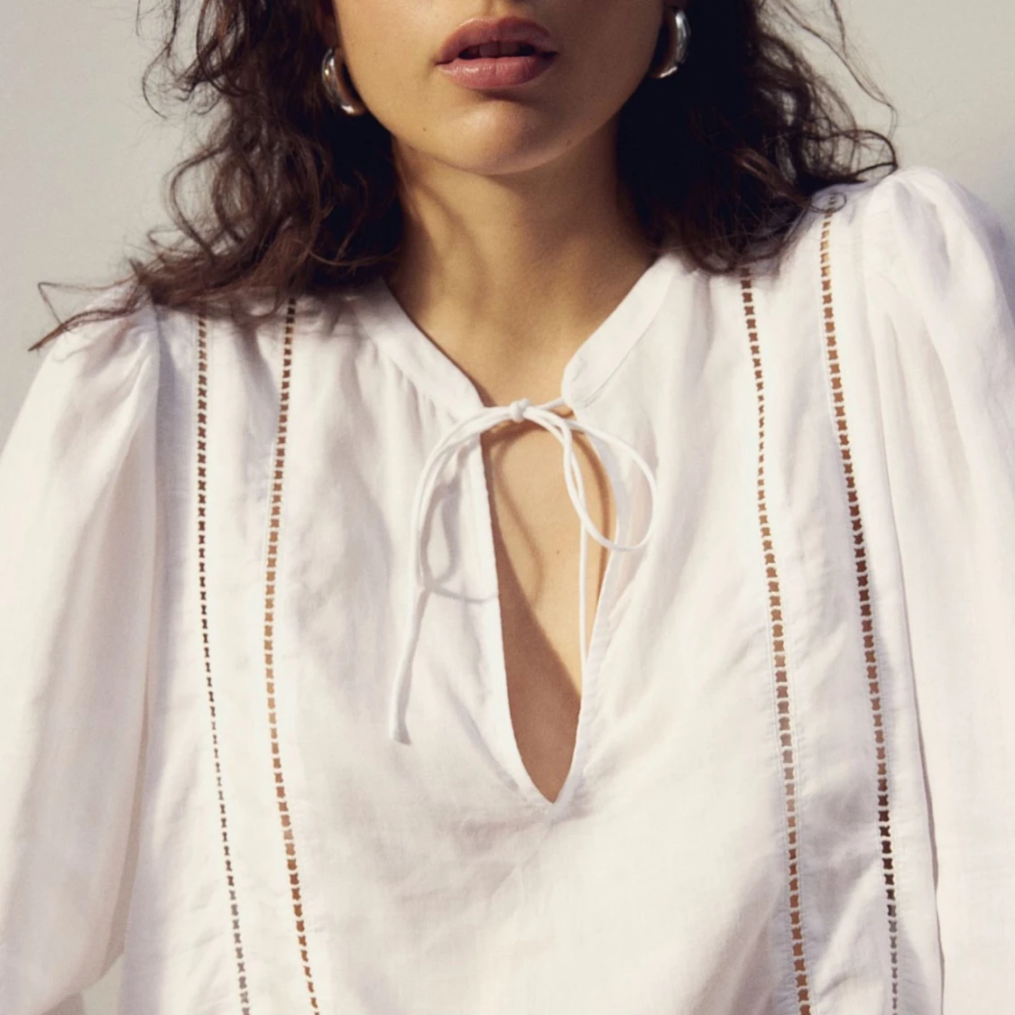 Vit blus med detaljer - 1