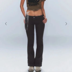 Svarta bootcut byxor - Säljer mina super snygga svarta bootcut jeans med låg midja, då de tyvärr var för små. 💕De är knappt använda, mest bara provade! 