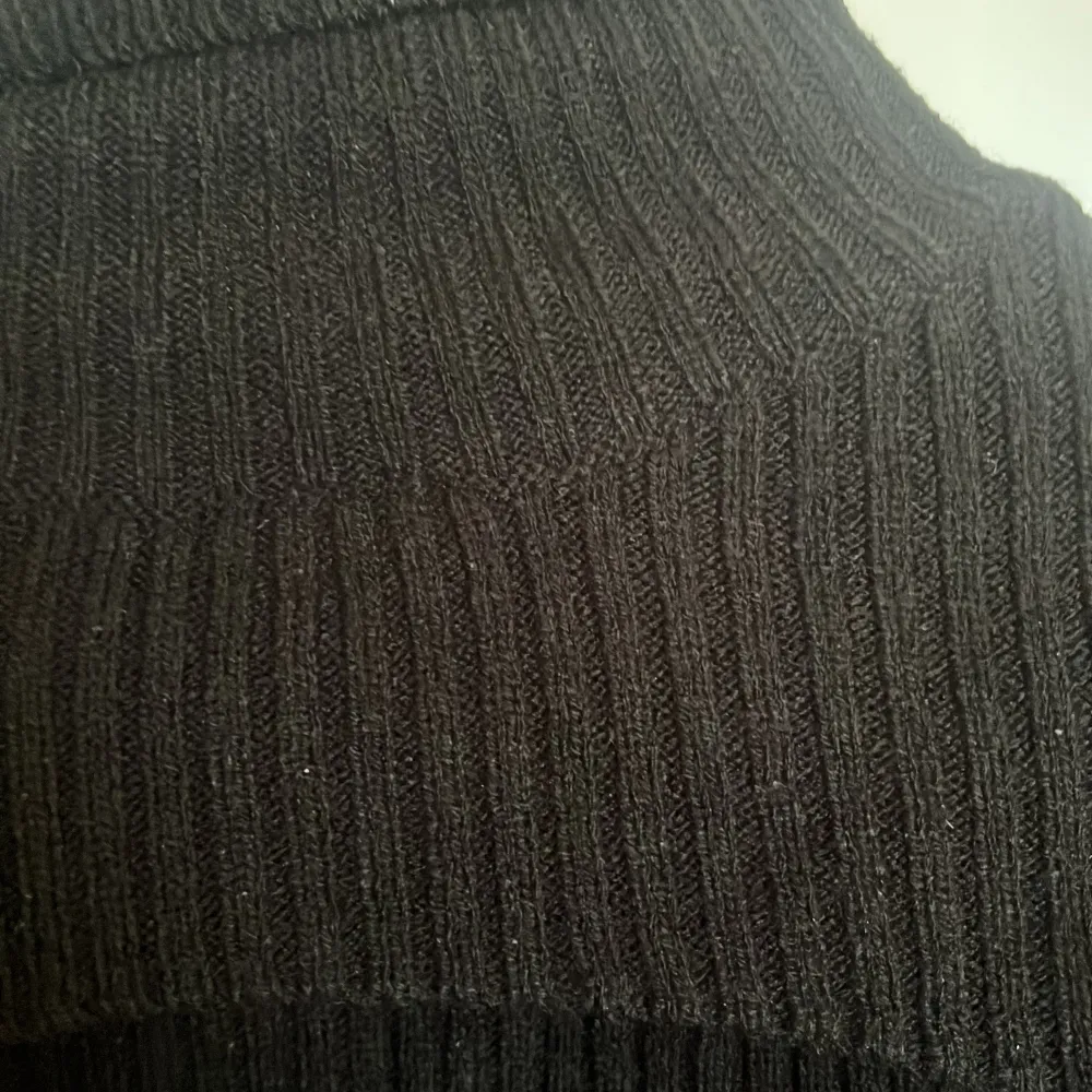 Säljer en svart ribbad croppad tröja från H&M. Tröjan har långa ärmar och en hög krage, perfekt för en stilren look. Passar bra till både jeans och kjol. Perfekt för höst och vinter!. Neuletakit & Villapaidat.