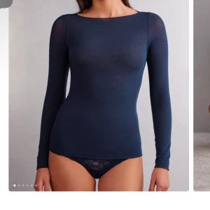 Intimissimi tröja  - Mörkblå intimissimi tröja i storlek S. Använd men ytterst lite nopprig. Jätteskön!! Tryck gärna på köp nu❤️