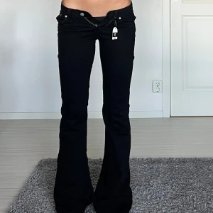 Jeans - lappar kvar, midjemått: 36cm rakt över, innerbenslängd: 84cm 💕