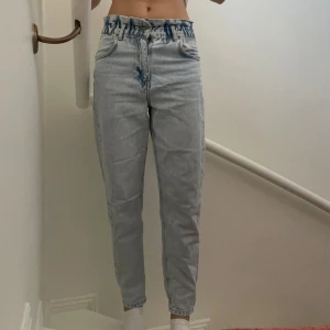 Ljusblå jeans med resårmidja från Gina Tricot  - Säljer ett par ljusblå jeans från Perfect Jeans - Gina Tricot i storlek 36. De har en bekväm resårmidja och en avslappnad passform. Perfekta för en casual look med en fin topp! 🦋