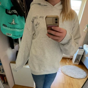 Grå hoodie med tryck - Säljer en supermjuk och bekväm grå hoodie med tryck på bröstet. Perfekt för chilliga dagar eller när du bara vill mysa hemma. Den har en stor luva och en normal passform. Passar perfekt till jeans eller leggings. Hör av dig om du är intresserad! 😊