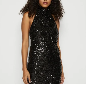 Svart paljettklänning - Så snygg halterneck glittrig klänning, perfekt till nyår💖Endast använd en gång