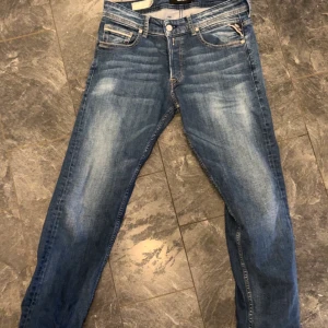 Blå replayjeans - Sjukt snygga replay jeans i bra skick! Använda ett par gånger och har hållt sig bra! Enda som är tråkigt är att trycket på patchen där bak har fadeat litegrann, köpta för 1500 och säljer för 600!