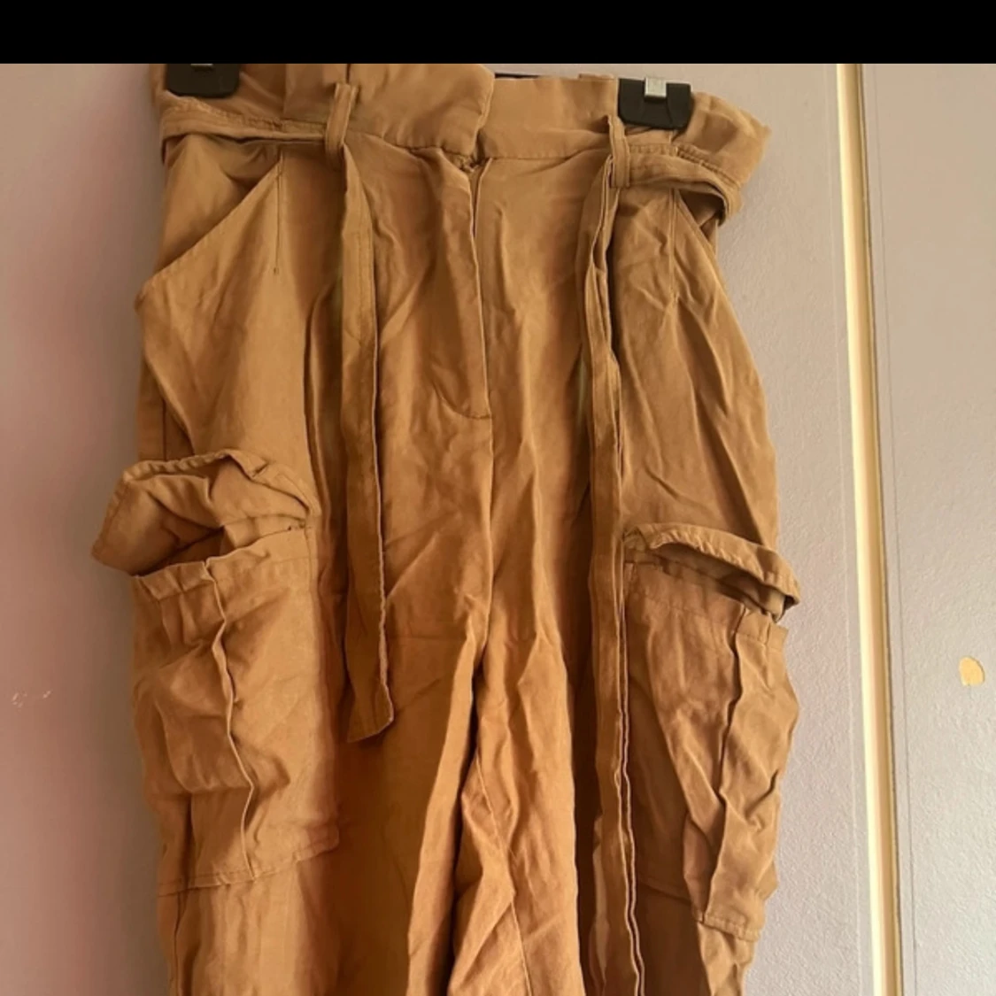 Beige cargobyxor med knytband