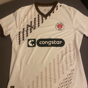 Authentic St Pauli tröja - St Pauli tröja. Köpt i Tyskland. Helt ny och oanvänd.  Nypris 1150 SEK