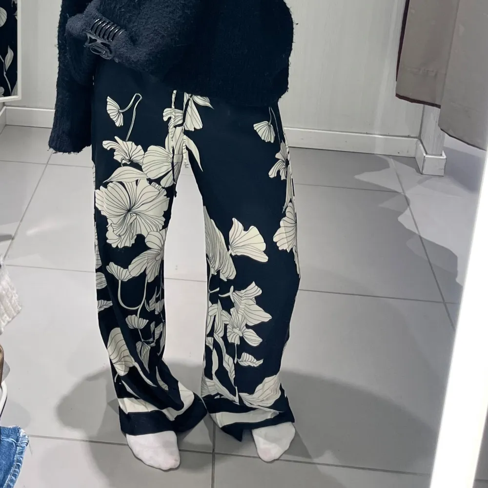 Intressekoll!!! Undrar om någon skulle vara intresserad av dessa blommiga härliga byxorna?? Använda en gång, hemma! Inte riktigt min typ av stil. Skriv om ni undrar något❤️ . Jeans & Byxor.