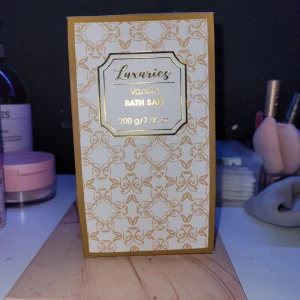 Vanilj badsalt  - Lyxigt badsalt med vaniljdoft i en elegant förpackning. Perfekt för en avkopplande stund i badet. Oöppnad.