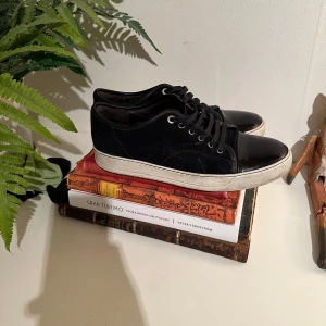 Svarta lanvins  - Säljer ett par riktigt snygga svarta lanvins. De har en vit sula som ger en snygg kontrast och är i bra skick. Perfekta för både vardag och festliga tillfällen. Passar till det mesta i garderoben! Uk8