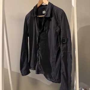 C.P company overshirt - Säljer en marinblå jacka från C.P. Company i bra skick. Storlek M, nypris cirkus 3,5k, mitt pris 1099kr. 