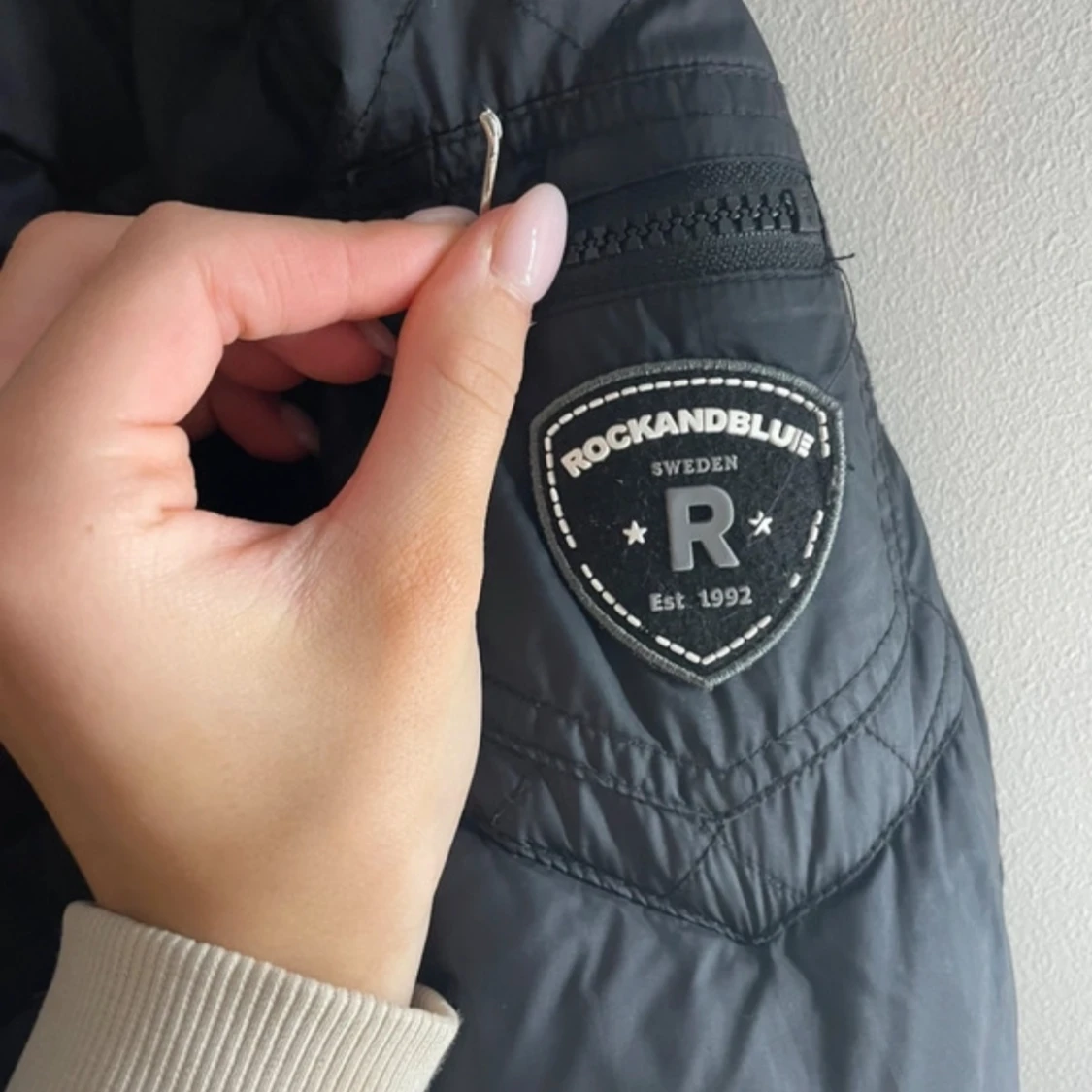 Svart dunjacka från Rockandblue - 91