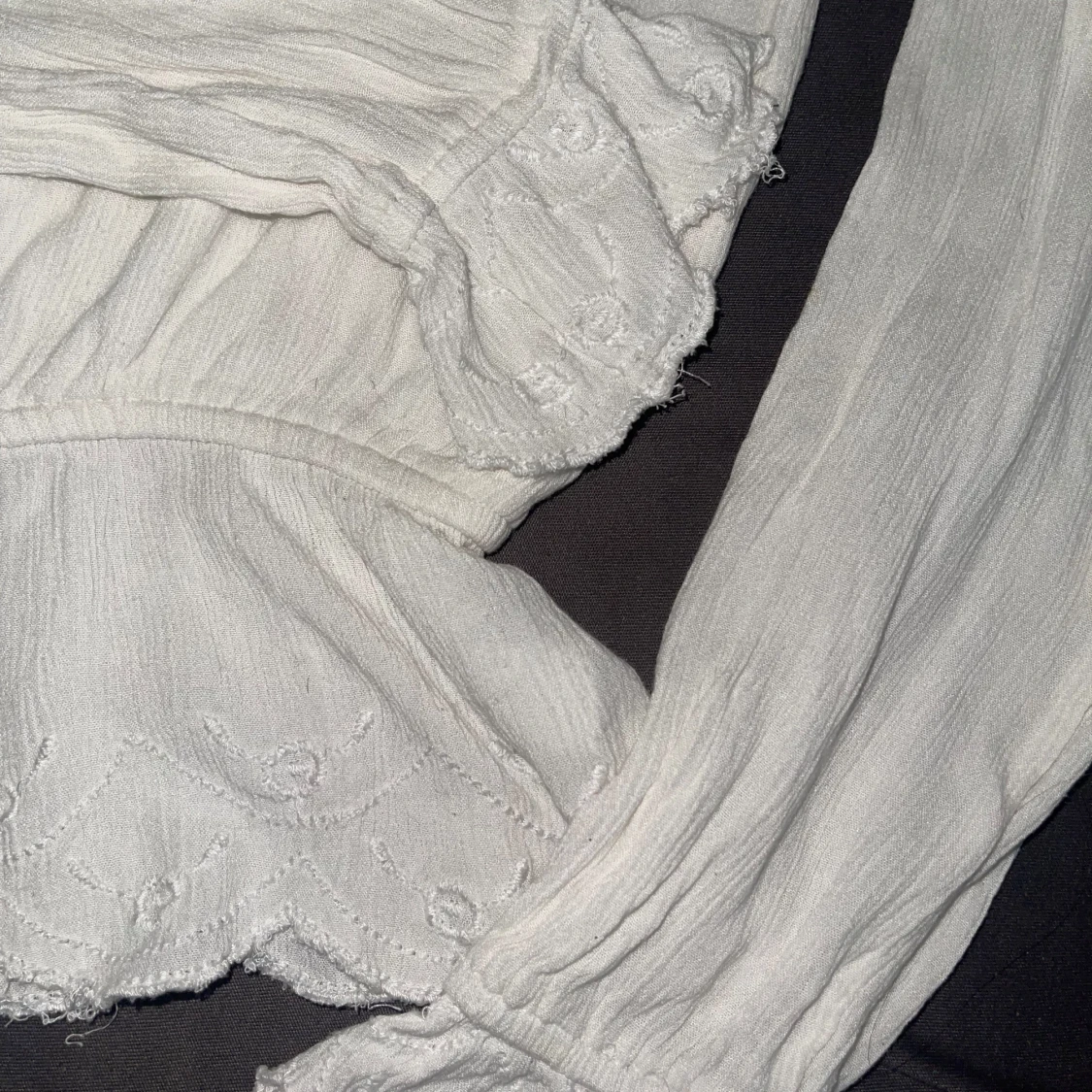 vit blus med volanger och små blomdetaljer - 91