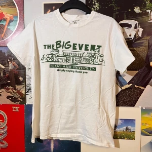 Vit vintage t-shirt - Vit t-shirt med grönt tryck från Texas A&M University. Framsidan har texten 'The Big Event' och en illustration av campus. Baksidan visar sponsorer och texten '34 years of saying thank you'. Perfekt för den som vill visa sitt stöd för universitetet. Dm vid frågor:)