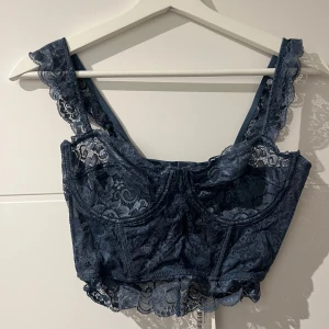 Blå/grå spetskorsett från NA-KD - Blå/grå spetstopp från NA-KD. Finns inte längre kvar i denna färgen. Nypris: 349kr. Har två likadana då jag missat att lämna tillbaks, storlek S är endast testad men lapparna kvar.