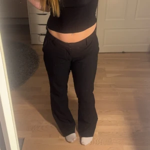 Svarta kostymbyxor - Snygga svarta kostymbyxor med låg midja och bootcut. Storlek 38, de är lite för långa för mig som är 162 så de är lite nedtrampade, därmed billigt pris 💗💗💗