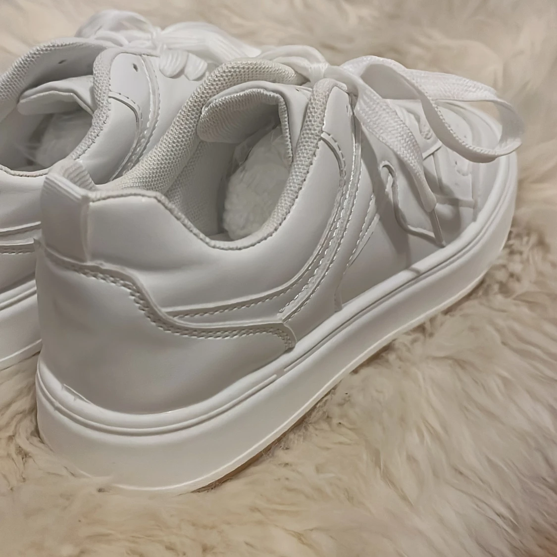 Vita sneakers med snörning - 91