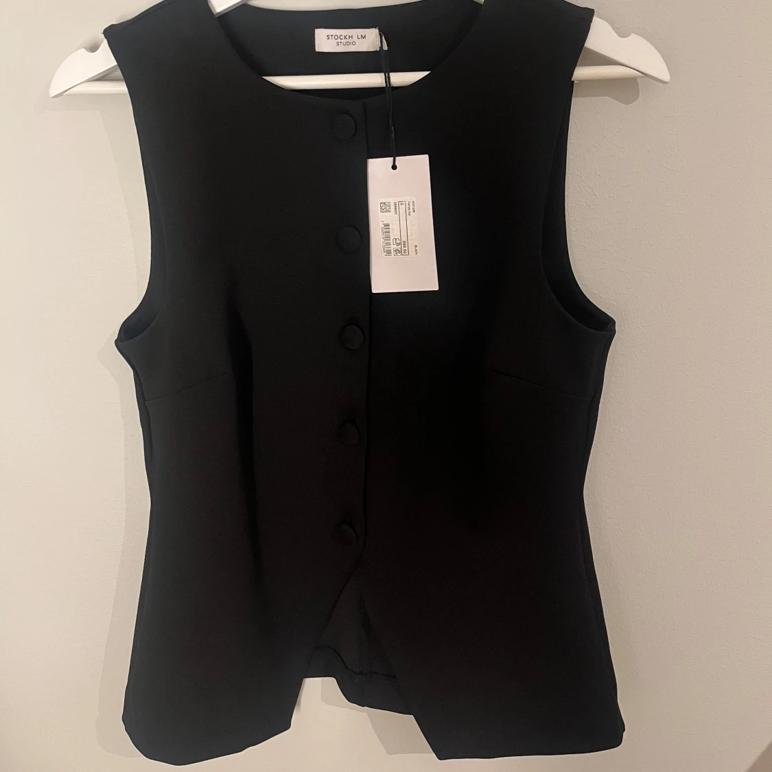 Svart väst från Sthlm Studio