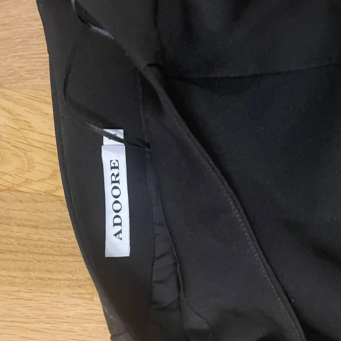 Svart långkjol med spetsdetalj från ADOORE - 91