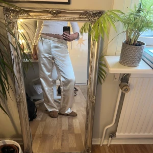  Champagne satin pyjamas - Säljer min satin pyjamas som jag sytt själv. De är low waisted med elastisk midja och loose/botcut nertill. Måtten är sydda utifrån mig (höft 98, midja 80, inneben 80). Jätte fina till mysiga morgonar eller en finare myskväll🥰kom dm för fler bilder eller frågor!💞