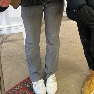 Grå bootcut jeans - Säljer dessa snygga gråa jeans från gina då dom inte kommer till så mycket användning💕