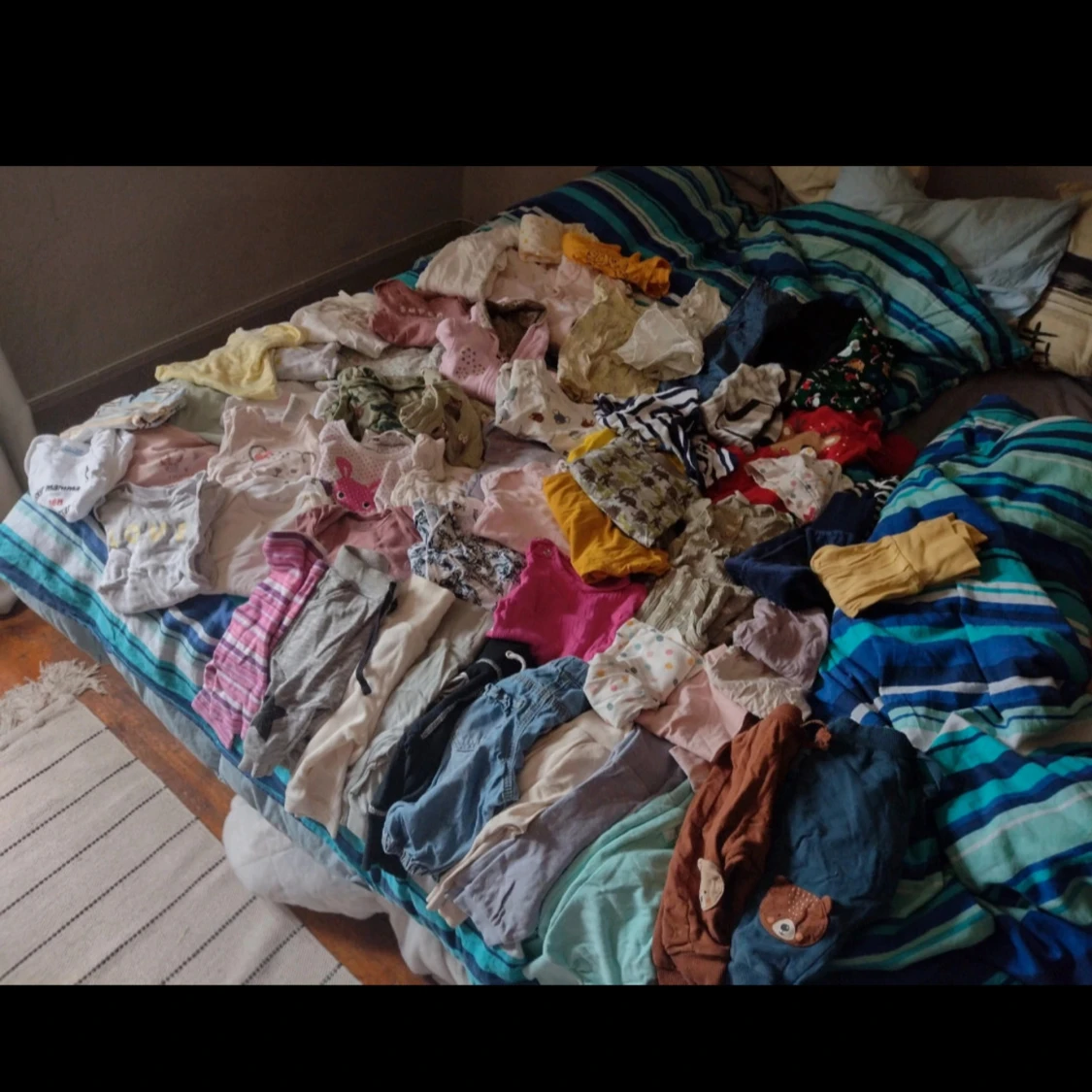 Blandade barnkläder i olika färger och mönster - 92