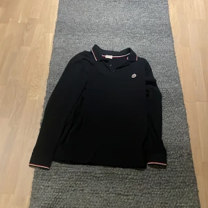 Mörkblå långärmad piké moncler  - Köptes för runt 3200. Finns ej kvitto kvar. Använt några gånger. Den är i nyskick och passar L och XL.Mitt pris är förhandlingsbart vid snabb affär