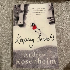 Keeping Secrets - Säljer boken 'Keeping Secrets' av Andrew Rosenheim. En spännande och romantisk berättelse som utspelar sig över flera decennier. Perfekt för dig som gillar mysterier och drama. Boken är i gott skick och har en fängslande framsida med en bild av en person i röd klänning. Perfekt för bokhyllan eller som present!