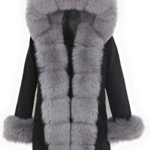 Svart kappa med grå pälsdetaljer - Garoff jacka. Säljer en elegant svart jacka med lyxiga grå pälsdetaljer runt huva, ärmslut och framkant. Perfekt för kalla vinterdagar när du vill hålla dig varm och stilren. Jackan har en normal passform och är i mycket bra skick. Perfekt för både vardag och festliga tillfällen.köpte den i januari använd några gånger jätte fin jacka, äkta päls. ny pris 4500. finns i stockholm. pris kan sänkas🥰