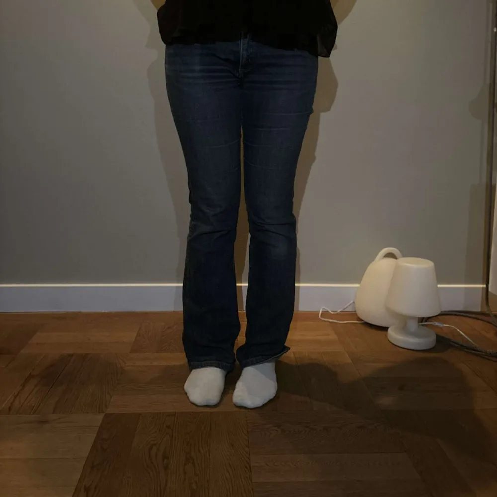Säljer ett par snygga blå bootcut jeans i bra skick. De är tighta upptill och blir vidare nedtill. Lågmidjade lee jeans . Farkut & Housut.
