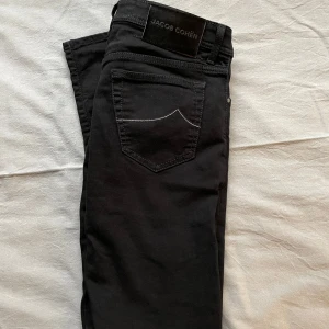 Jacob cohen  - Jacob Cohën jeans size 32 (nya modellen). Modellen heter ”BARD”! Byxorna är i ny skick endast använda 1-2 gngr. Pris 1649🤩 Vid frågor och funderingar är det bara höra av sig 🙌