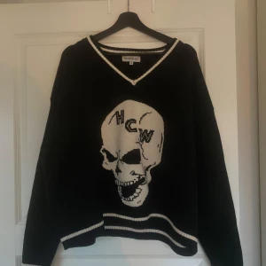 Heaven Can Wait Jaquard Knit  - En fin äkta svart heaven can wait jaquard knit. Köpte den kanske 2019 för 1200kr och har bara använt ca 4 gånger ☺️ Säljs inte längre på hemsidan och den blev aldrig restocked vad jag vet om 💕 Jättefint skick och den är väldigt mjuk och varm, perfekt för vintern!   Unisex-storlekar så den är ganska normal i storleken skulle jag säga, kanske lite oversize för tjejer, typ en L i damstorlek💖 Företaget själva rekommenderar att man tar sin vanliga storlek ☺️  Materialet är akryl- och bomullsblanding ☁️ 