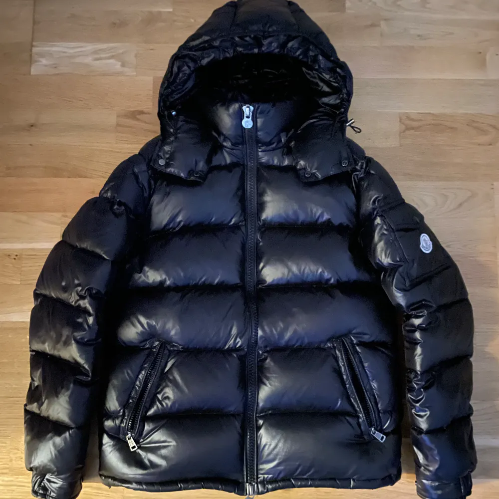 Snygg Moncler Maya jacka i ett väldigt bra skick utan nån deffekt. Nfc,qr koden funkar. Storleken är 2 vilket motsvarar M. Priset kan diskuteras vid en snabbaffär.. Jackor.