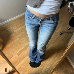 Levis jeans  - Lågmidjade bootcut jeans från Levi’s🤍 Midjemått: 37 cm Innerbenslängd: 85 cm Det finns en defekt på ena benet (se sista bilden) men utöver det är dom i fint skick🌟