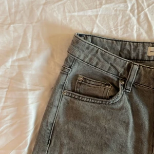 Gråa Perfect jeans Straight  - Superfina knappt använda gråa jeans från Gina, knappt använda därför inga defekter💞 stl 32. Skriv om du har frågor elr vill ha fler bilder☺️
